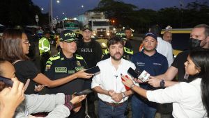 Alcalde Pumarejo y Policía patrullan rutas de transporte público en Barranquilla