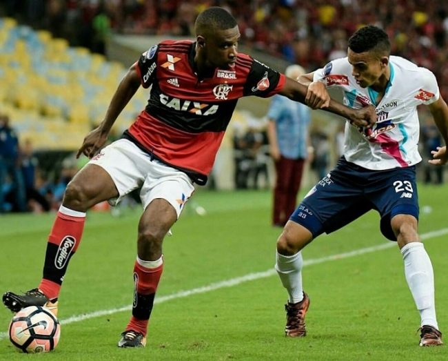 Juan del Flamengo disputa el balón con el guajiro Díaz