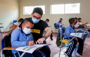 Con becas, acompañamiento formativo y formación bilingüe, maestros de Barranquilla celebran su día