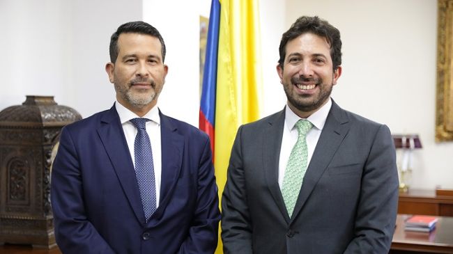 Luis Eduardo Llinás Chica (izq), director encargado de la DIAN, y Diego Alejandro Guevara, ministro de Hacienda.