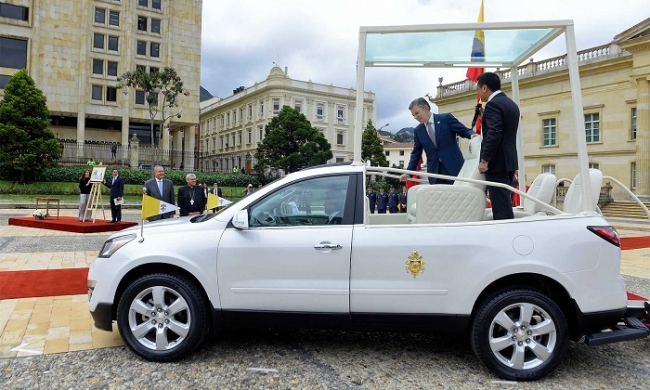 El presidente Santos revisó el papamóvil detalladamente