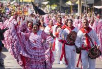 Una parada tradicional llena de folclor y alegría