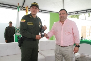 Para reforzar seguridad ciudadana, Distrito entregó a la Policía 200 radios con alta tecnología