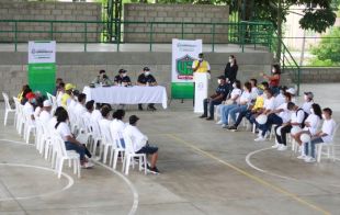 40 jóvenes del suroriente se comprometen a evitar enfrentamientos bajo la lluvia