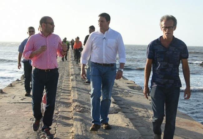 El candidato presidencial Juan Carlos Pinzón, durante el recorrido en el muelle de Puerto Colombia  