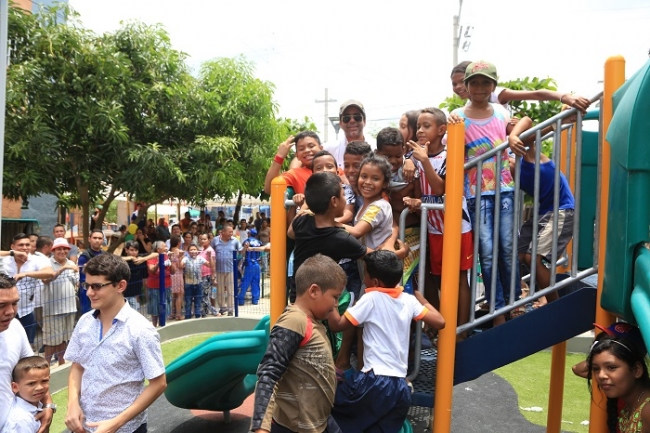 Alcalde Char disfruta con los niños en el nuevo parque Las Cayenas