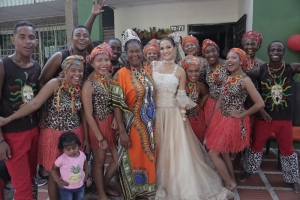 Valeria prende la fiesta en los barrios con las izadas de los grupos folclóricos