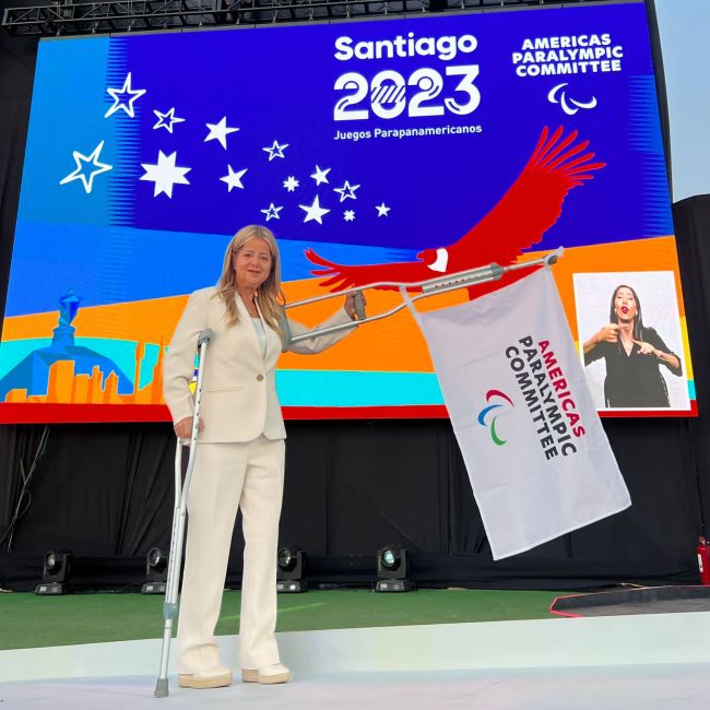 La mandataria, Elsa Noguera, fue invitada por parte del Comité Paralímpico de las Américas a la ceremonia de clausura de los Juegos Parapanamericanos Santiago 2023, donde el ministro de Deportes de Chile, Jaime Pizarro, le entregó la bandera Parapanamericana.