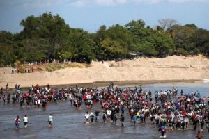 Migrantes centroamericanos cruzan hacia México a través del río Suchiate