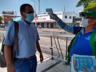 Como medida preventiva, Secretaría Distrital de Salud realiza toma de temperatura a usuarios de Transmetro