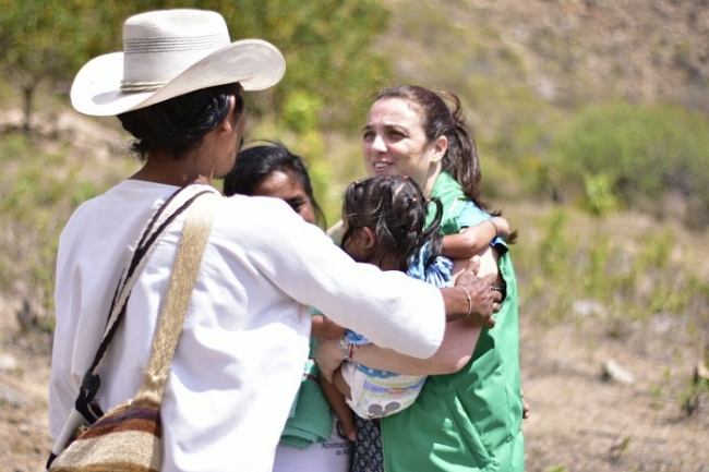 La directora del ICBF, Karen Abudinen, durante el traslado de los niños a la Sierra Nevada.