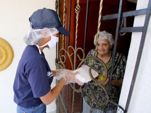 ‘Centros de vida a tu casa’ empezó a llegar a hogares de los adultos mayores