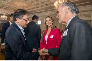 El presidente Gustavo Petro, saluda al Gobernador del Atlántico Eduardo Verano de la Rosa