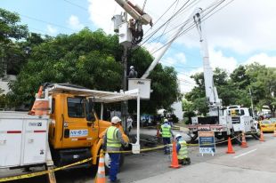 Ejecutan obras de mejora de redes eléctricas en el barrio El Golf