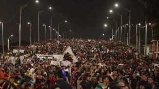 Multitudinaria marcha de estudiantes de la UA, provoca renuncia de Prasca