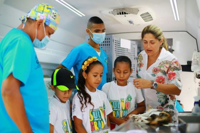 La secretaria de salud, Alma Solano con los niños durante la jornada  