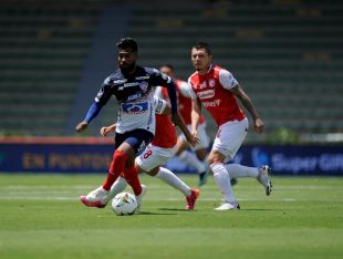 Luis Daniel Gonzalez, con la posesión del balón