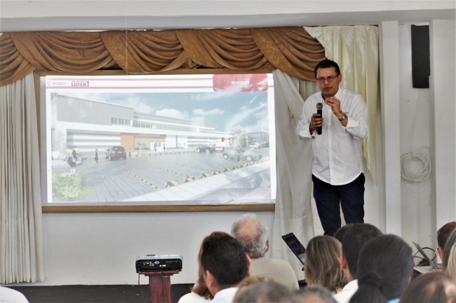 el secretario de Salud del Atlántico, Armando De la Hoz Berdugo, durante la socialización con la comunidad de Malambo del proyecto para la construcción del nuevo y moderno hospital que tendrá esa localidad.