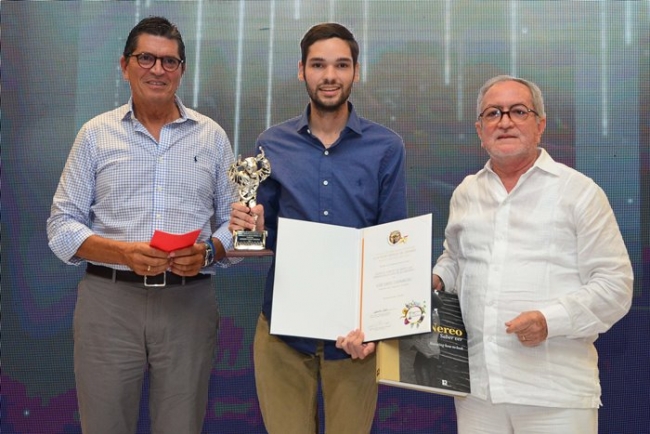 Antonio Celia, José Caparroso y Edgar Rey durante la premiación
