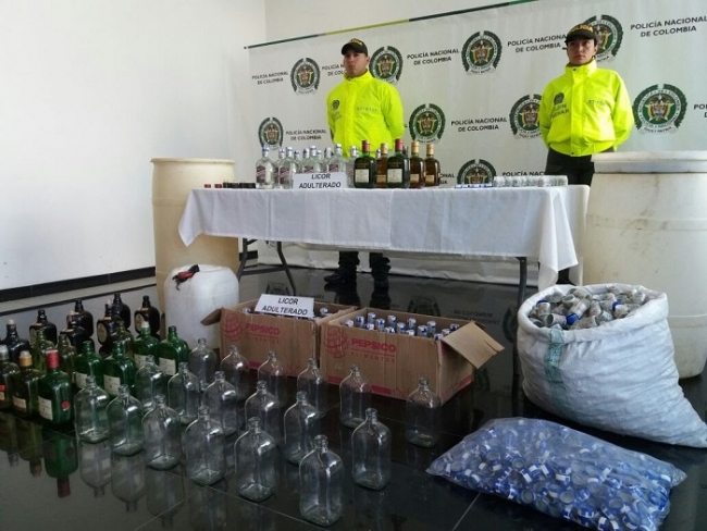 Policía incautó botellas de licor adulterado en las Nieves