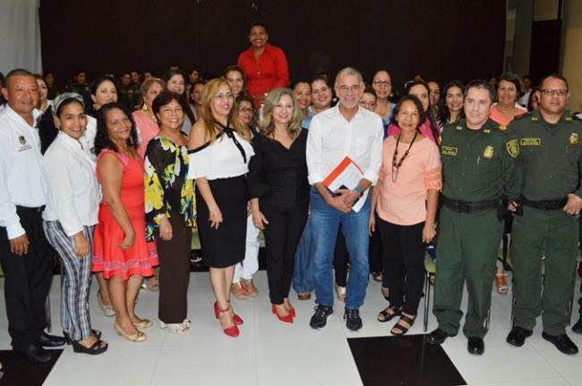El Mandatario departamental, Eduardo Verano De la Rosa, en compañía de las autoridades garantes de derechos y representantes de los programas de mujer de los departamentos de la región Caribe.