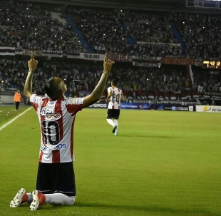 Jarlan Barrera, celebra el primer gol de Junior