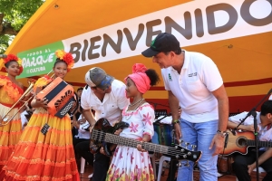 Alcalde Char entrega guitarra a niña estudiante de la EDA