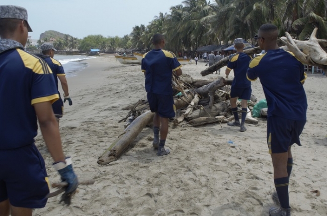 Con limpieza de playas, CRA y Fuerzas Militares celebraron Día de la Tierra