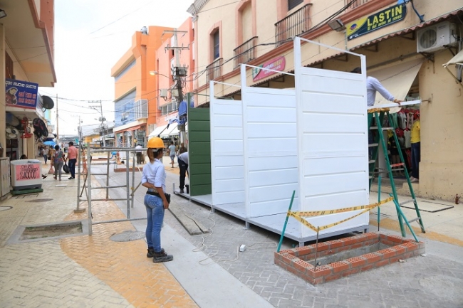 Distrito inicia la instalación de módulos para 66 comerciantes en el centro histórico