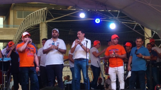José Amar y Luis Eduardo Diazgranados durante el evento en la cancha Nueva Granada.