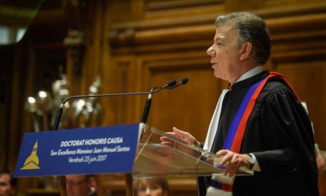El Doctorado Honoris Causa es un reconocimiento al empeño de los colombianos por alcanzar la paz: Santos