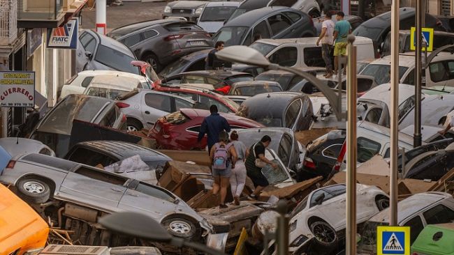 Vehículos y escombros apilados en una calle de Valencia, España