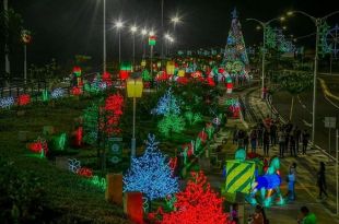 Con alumbrado navideño se viste el Malecón del Río