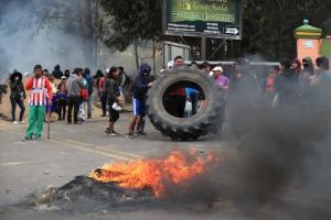Movimientos sociales anuncian paro indefinido en Ecuador