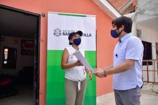 Para familias del barrio Galán terminó la espera: recibieron escrituras y ya son propietarias