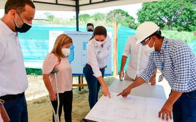 Gobernadora supervisa construcción del sistema de alcantarillado en Pueblito Nuevo, Galapa.