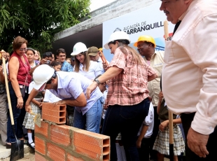 El alcalde Alejandro Char con la Ministra de Educación Yaneth Giha, durante el evento