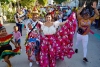 El cambambero Elías Charris del barrio El Pueblo acompaña a la Reina del Carnaval Carolina Segebre.