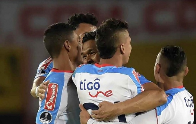 Teófilo Gutiérrez, celebra el primer gol del Junior  con sus compañeros.