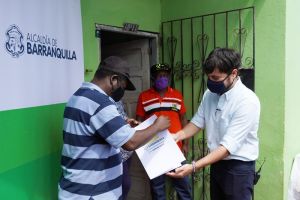 En La Chinita y Rebolo más familias ya tienen techo propio, alcalde Pumarejo les entregó escrituras