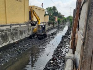 Más de 20 barrios beneficiados con limpieza en cauces de arroyos