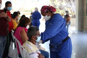 Avanza vacunación contra el COVID-19 a docentes de Barranquilla en etapa 3