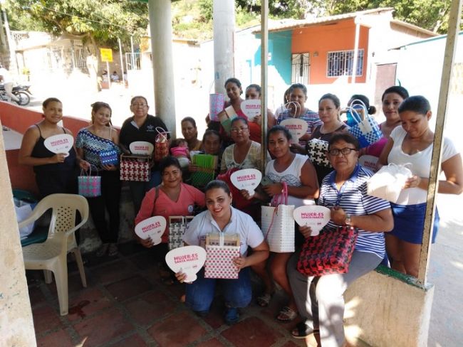 60 Mujeres del barrio Luis R. Calvo se capacitan en realización de artesanías