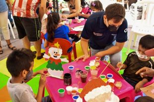 Con arte navideño, niños y artesanos se unen en La Esquina del Arte