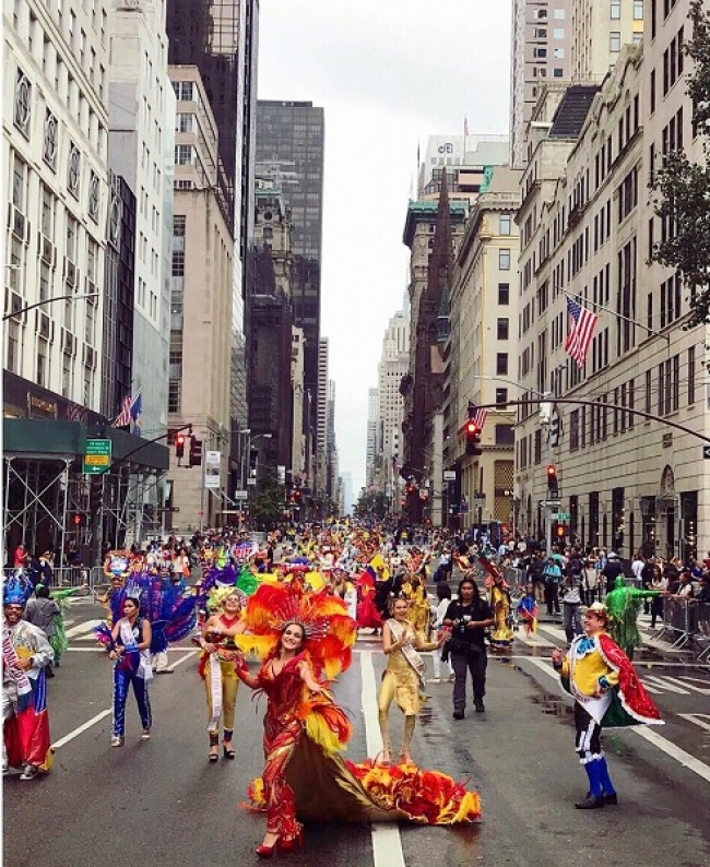 La Reina del Carnaval puso a bailar a los latinos en Desfile de la Hispanidad en Nueva York