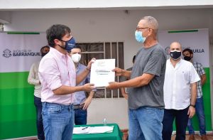 Alcalde Pumarejo entregó títulos de propiedad a habitantes de 7 de abril