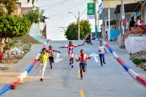 Alcalde Pumarejo entregó a la comunidad vías en el barrio Por Fin