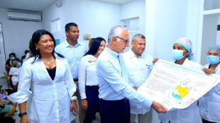 El Ministro de Salud y el Superintendente Nacional de Salud visitan el hospital de Malambo