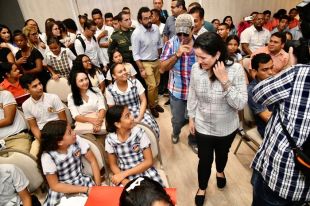 Estudiantes de Barranquilla reciben más de 1.000 equipos para fortalecer su educación digital