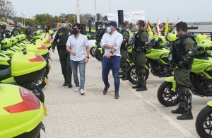 El alcalde Jaime Pumarejo, observa las motos del nuevo Grupo Élite